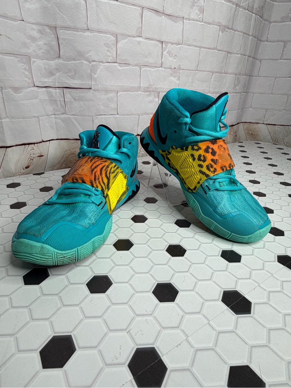 Nike‎ Kyrie Youth Basketball Sneakers Size 5.5Y Turquoise Animal Print Strap